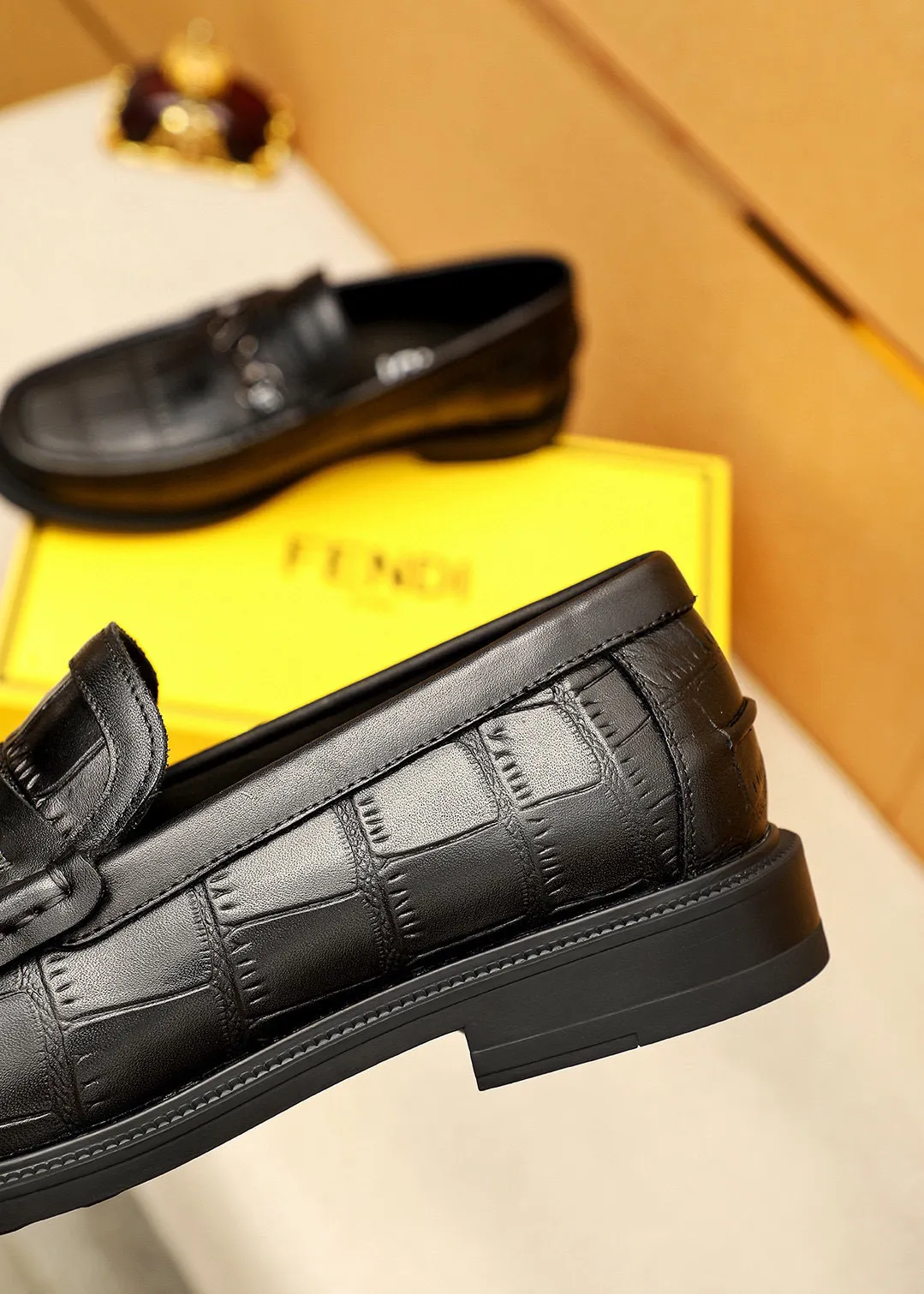 Men's shoes 💰460 💐 Product trademark: FENDI [Fendi] casual leather shoes Regular size: 38-44 (45🉑️customized) Product materials: Selected imported first-layer calfskin embossed upper + luxury hardware buckle, imported cow 🐂 lining. Strong three-dimensional visual effect, rubber outsole Color: 1⃣️color optional